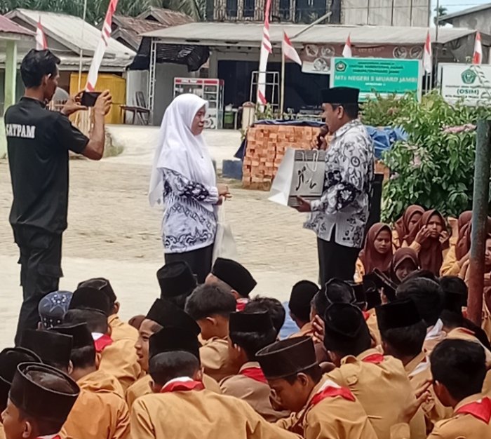Atinasari,Guru Favorit Pilihan Siswa-Siswi