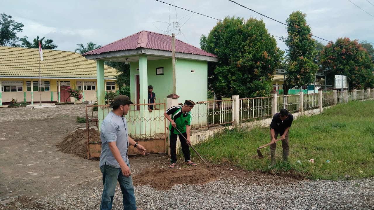 Menjelang Libur Berakhir,  MTs N 5 Bangun Tempat Parkir