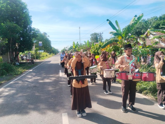 HGN, Guru MTsN 5 di Arak Tim Drum Band.