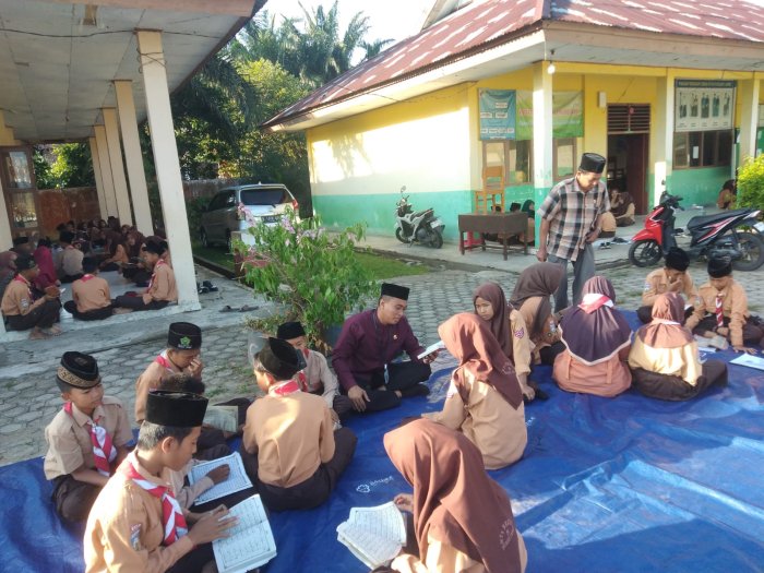 Muammar, Khoirukum Man Taallamal Quraana Waallamahu.