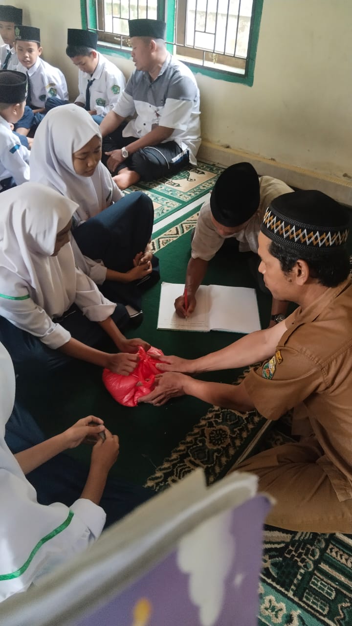Ramadhan Berkah, Siswa-Siswi MTs N 5 Bayar Zakat Fitrah di Madrasah