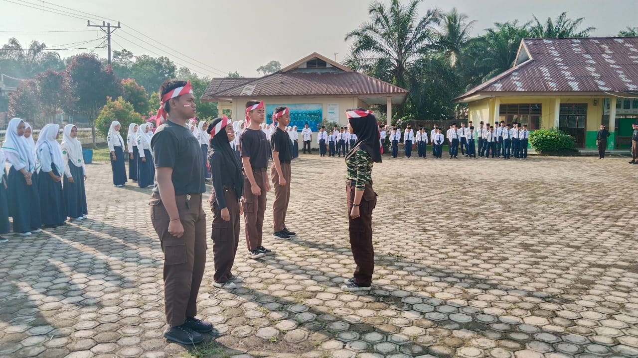 Upacara Hari Pahlawan, Petugas Upacara Gunakan Atribut Perjuangan