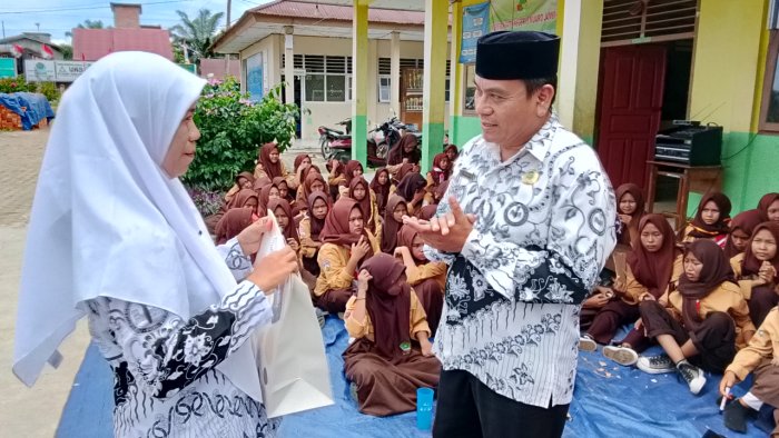 Atinasari, Guru Terbaik Pada Puncak Hari Guru Nasional di MTsN 5 Muaro Jambi