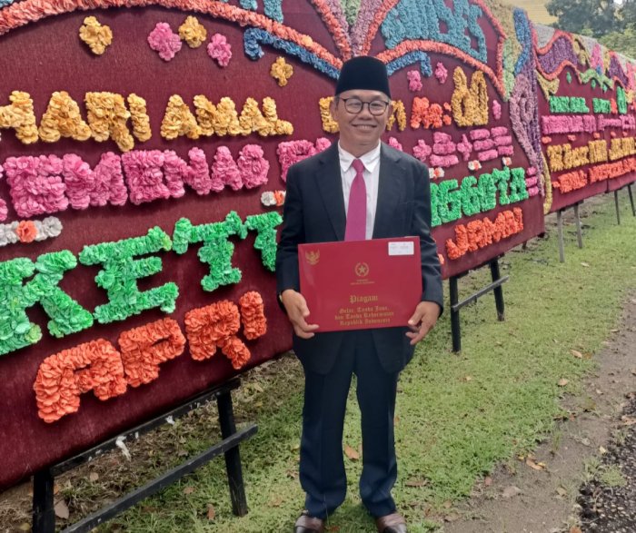 Ahmad Mudoffir, Guru MTsN 5 Terima Penghargaan 20 Tahun Pengabdian.