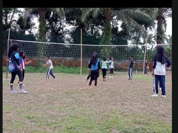 Praktek di Lapangan, Siswa-Siswi Semangat Ikuti Pelajaran