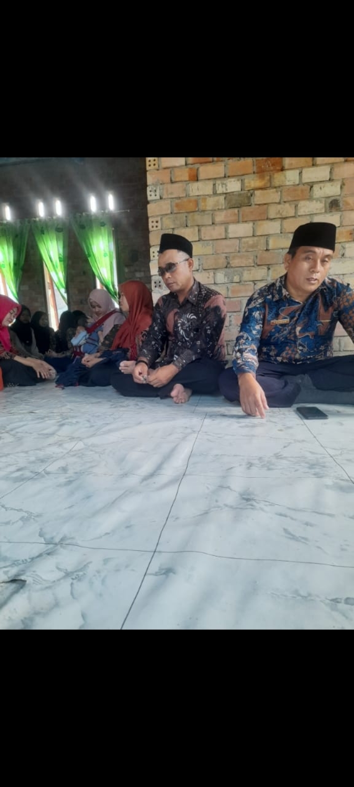 Sampaikan Belasungkawa, MTs N 5 Muaro Jambi Takziah ke Rumah Orang Tua Siswa.