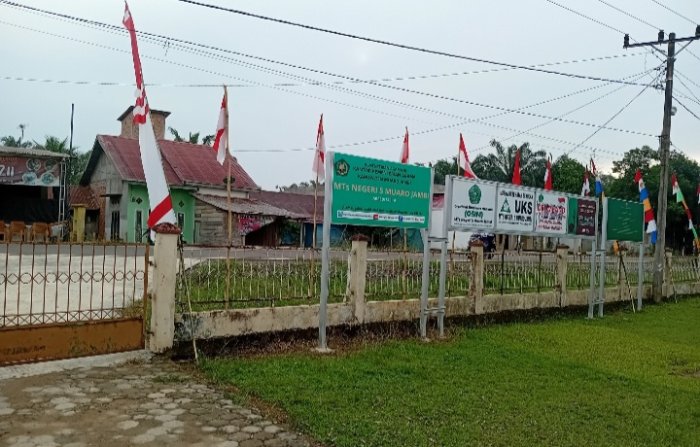 Sambut MTQ, MTsN 5 Pasang Umbul-Umbul.