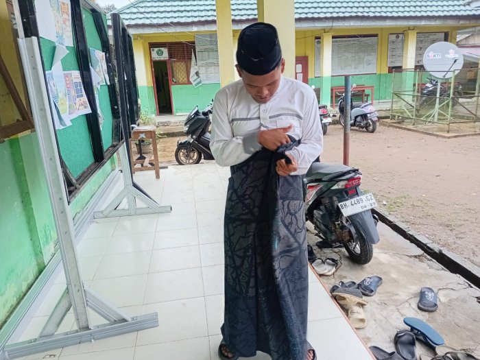 Hari Santri, Siswa MTsN 5 Peragakan Cara Memasang Sarung