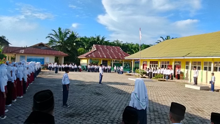 Upacara Bendera di MTsN 5 Muaro Jambi Berjalan Tertib