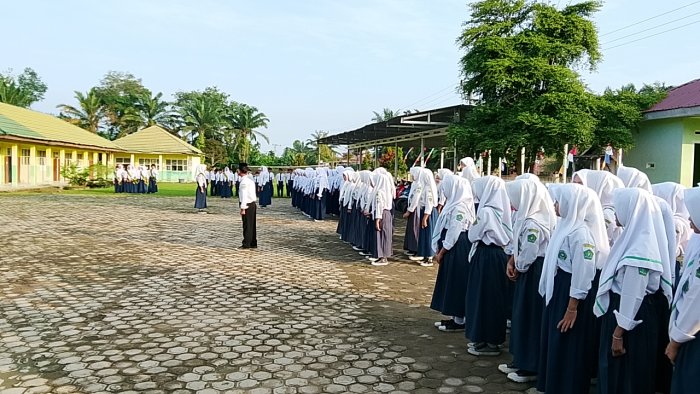 Senin Nan Hangat, MTsN 5 Gelar Upacara Penuh Semangat.