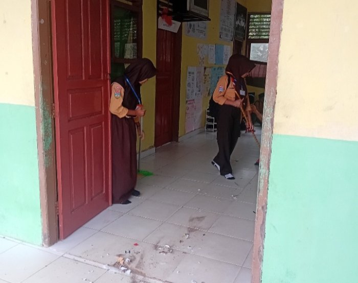 Sebelum ASAS, Siswa-Siswi Bersihkan Kelas