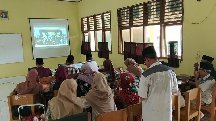 HGN 2025, Guru MTsN 5 Muaro Jambi Ikuti Webinar.