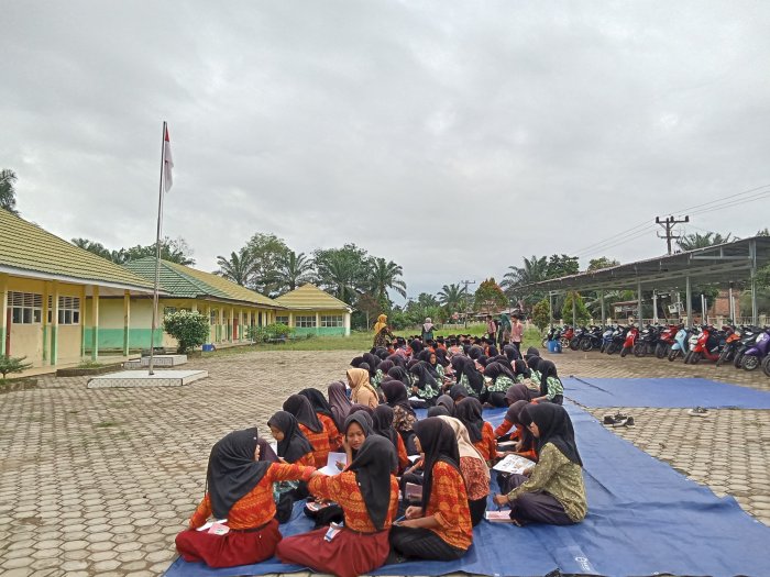 Membaca, Menukuk Wawasan Kita Tentang Dunia.