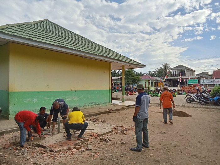 MTs Negeri 5 Muaro Jambi Gelar Gotong Royong Bersama Orang Tua Siswa