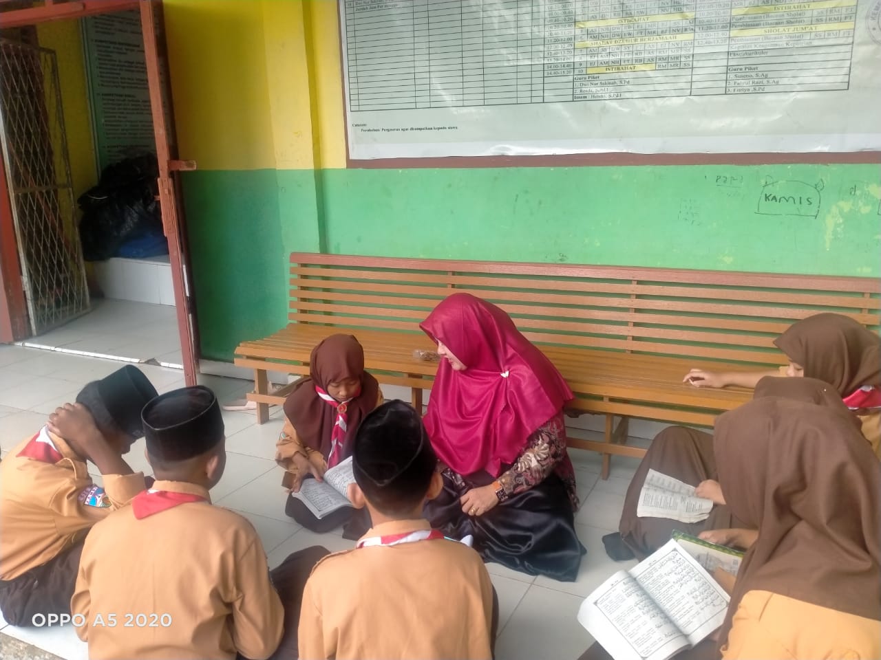 Pembelajaran al-Quran, MTs N 5 Muaro Jambi Targetkan Wisuda Juz 30 di Akhir Tahun Pelajaran.