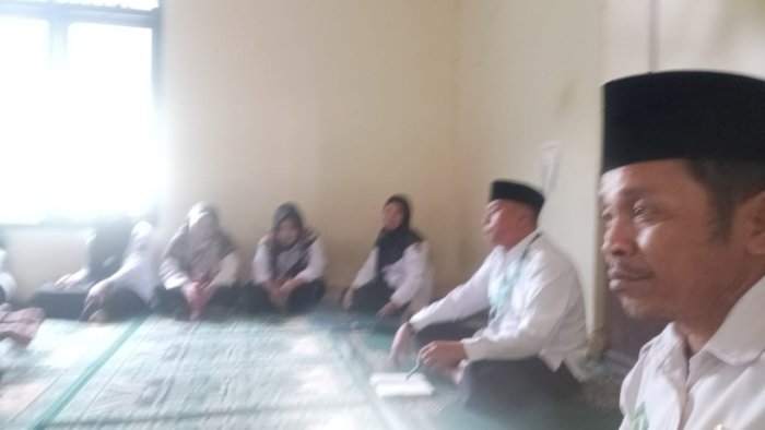 Briefing Bersama Wali Kelas, Kepala MTsN 5 Muaro Jambi Tekankan Kepedulian Atas Segala Persoalan Siswa-Siswi