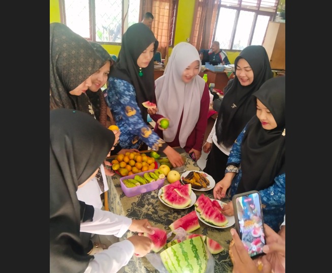 Kurikulum Cinta, Makan Buah Bersama Wujud Cinta Kepada Sesama
