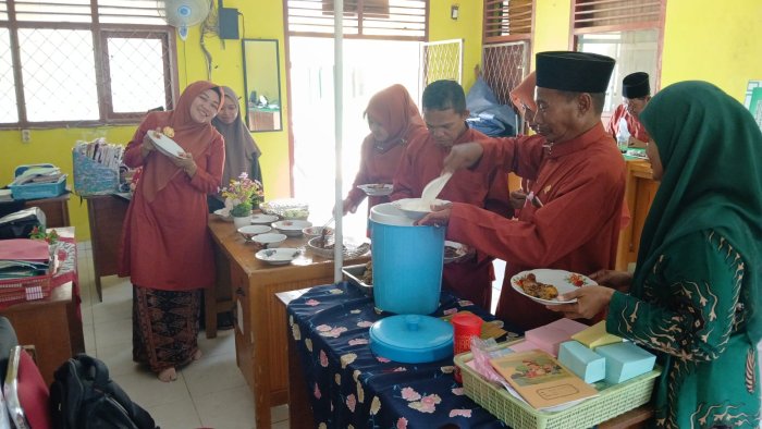 Makan Bersama, Selalu Nikmat Sampai Berkeringat