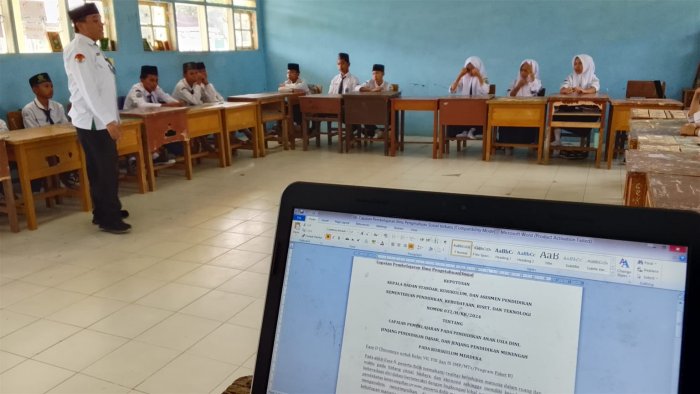 Awali Pagi, Kepala MTsN 5 Laksanakan Observasi Pembelajaran.