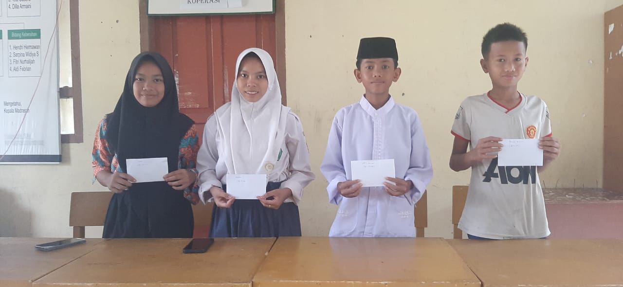 Ramadhan Penuh Rahmat, Siswa MTs N 5 Muaro Jambi Terima Zakat.