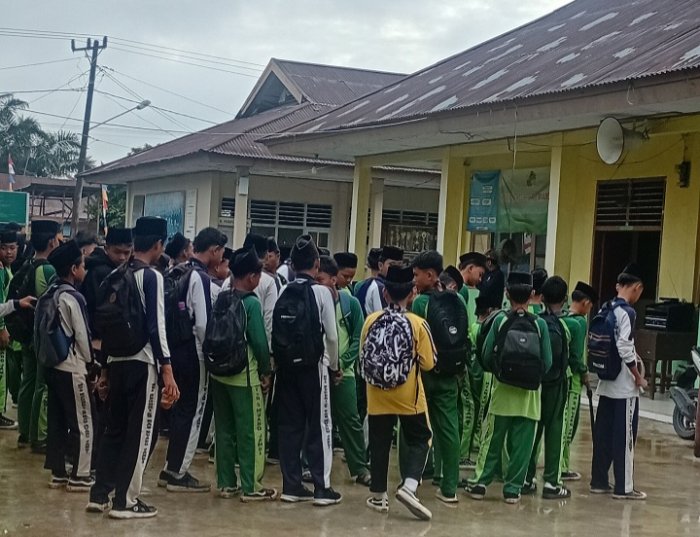 Gotong Royong, Wujudkan Madrasah Bersih dan Indah.