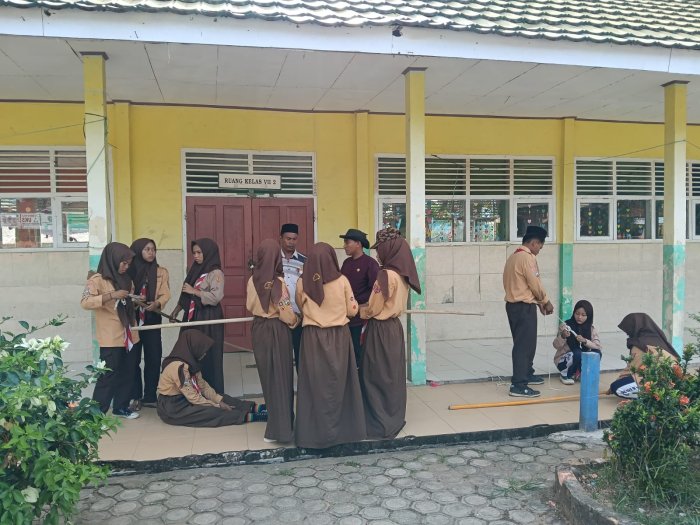 Bangun Kreatifitas dan Kerjasama, Pramuka MTsN 5 Latihan Pionering Bersama.